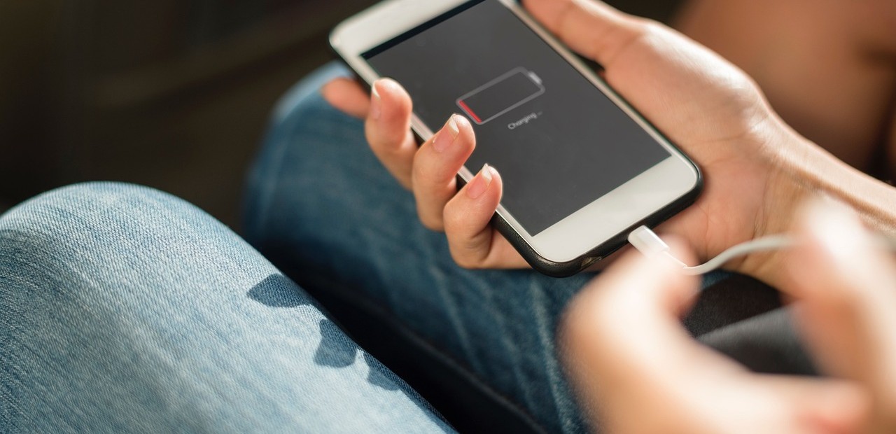 Najgore greške koje radite dok punite svoj iPhone! Evo kako će baterija trajati dulje...