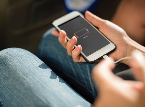 Najgore greške koje radite dok punite svoj iPhone! Evo kako će baterija trajati dulje...